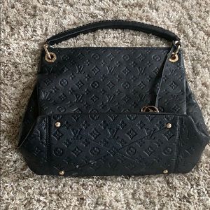 A Louis Vuitton purse